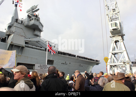 HMS illustre ritorna dalle Filippine Foto Stock