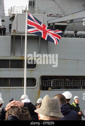 HMS illustre ritorna dalle Filippine Foto Stock