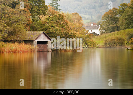 I colori autunnali riflesso in Rydal acqua nel Parco Nazionale del Distretto dei Laghi. Foto Stock