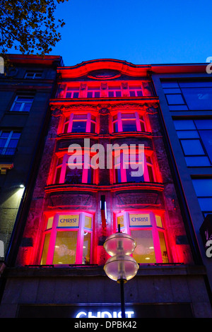 Colorata casa illuminata a Monaco di Baviera Neuhauser Strasse, la via dello shopping Foto Stock