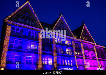 Shopping di Natale, illuminate facciata del department store Oberpollinger in Neuhauser Street a Monaco di Baviera Foto Stock