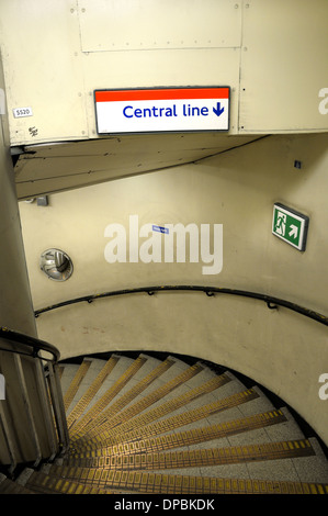 Londra, Inghilterra, Regno Unito. La scala a chiocciola in Lancaster Gate tube station - passi per la linea centrale Foto Stock