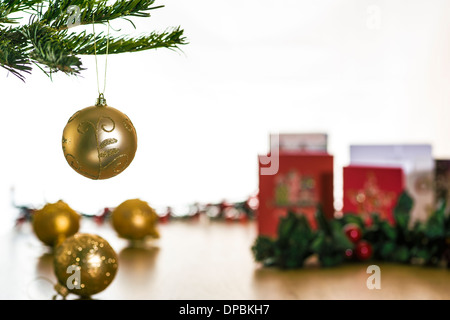 Pallina di natale decorazioni appeso a un albero. Foto Stock