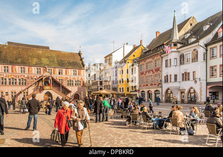 I pedoni e i visitatori di caffè all'aperto a Place de la reunion, sulla sinistra la facciata rinascimentale dell'ex municipio, n. Foto Stock