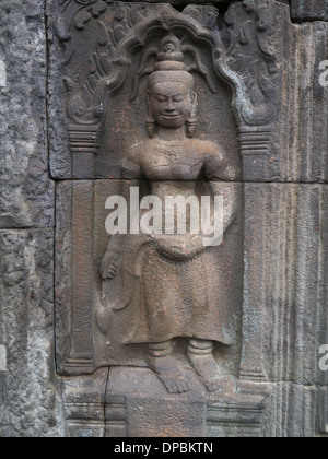 Bassorilievo statua nella parete della donna al Wat Nokor Cambogia Foto Stock