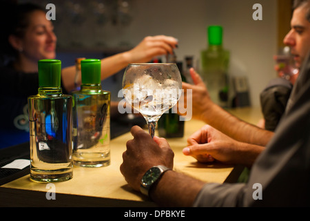 Preparare e provare vari cocktail tonici e gin. Foto Stock