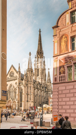 Vista di St Stephen's Chiesa a place de la reunion, Mulhouse, Alsazia, Francia Foto Stock