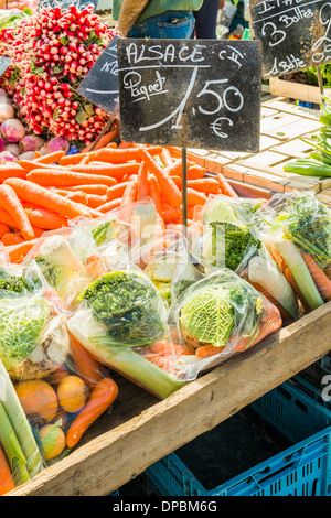 Alsaziano ravanelli, carote e cavoli cappucci per la vendita in un mercato all'aperto, Mulhouse, Alsazia, Francia Foto Stock