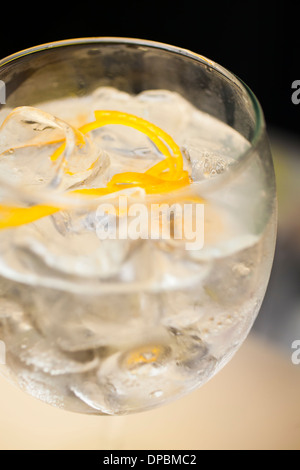 Preparare e provare vari cocktail tonici e gin. Foto Stock