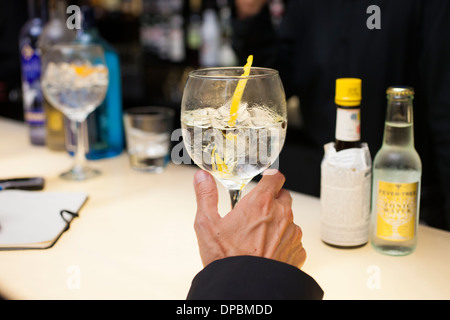 Preparare e provare vari cocktail tonici e gin. Foto Stock