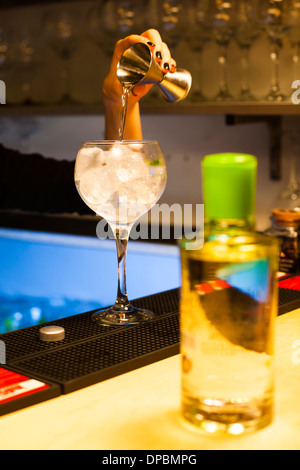 Preparare e provare vari cocktail tonici e gin. Foto Stock