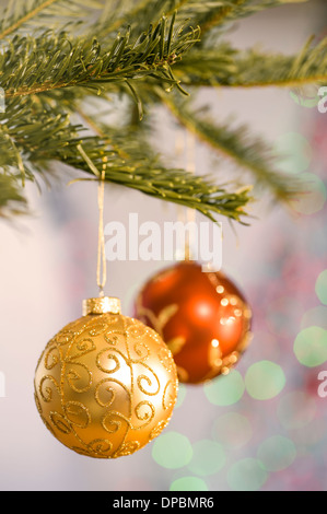 Pallina di natale decorazioni appeso a un albero. Foto Stock