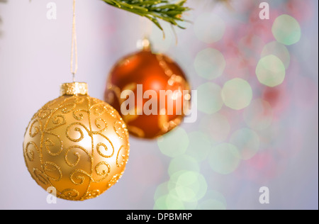 Pallina di natale decorazioni appeso a un albero. Foto Stock