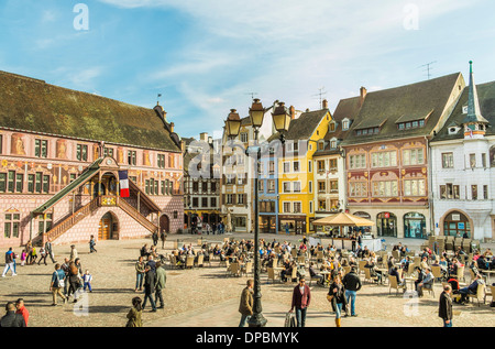 I pedoni e i visitatori di caffè all'aperto a Place de la reunion, sulla sinistra la facciata rinascimentale dell'ex municipio, n. Foto Stock