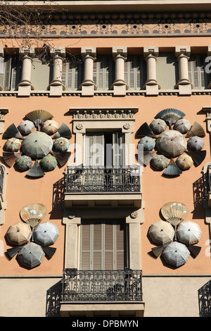 Barcellona, ombrellone edificio a La Rambla pedonale Foto Stock