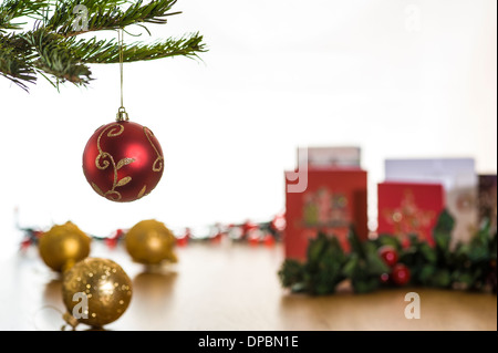 Pallina di natale decorazioni appeso a un albero. Foto Stock