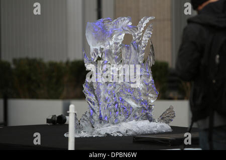 Londra, Regno Unito. Il 10 gennaio 2014. Londra Scultura su ghiaccio Festival 2014. Blocco singolo concorrenza, tema della vita sul fiume Credito: Ashok Saxena/Alamy Live News Foto Stock