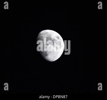 Aberystwyth, Wales, Regno Unito. 11 gennaio 2014. Regno Unito: Meteo come la temperatura scende al di sotto di zero gradi centigradi il chiaro, freddo dà una buona vista della luna gibbous oltre le montagne di West Wales. Credito: John Gilbey/Alamy Live News. Foto Stock