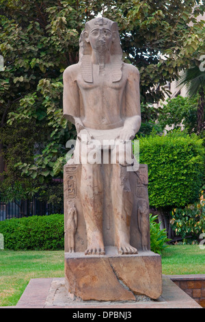 Antica statua faraonica visualizzato presso il cortile del Museo delle Antichità Egizie, noto comunemente come il Museo Egizio o il museo del Cairo, del Cairo in Egitto Foto Stock