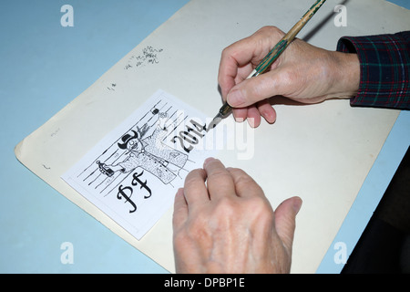 Il vecchio fumettista mani disegno Foto Stock