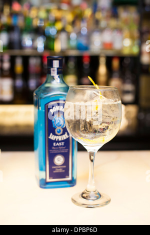 Preparare e provare vari cocktail tonici e gin. Foto Stock