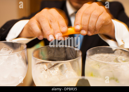 Preparare e provare vari cocktail tonici e gin. Foto Stock