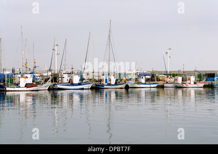 Piccole barche di pescatori ormeggiate nel porto di Fuengirola Costa del Sol, Spagna. Foto Stock