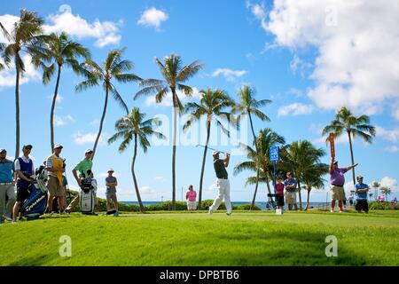 Honolulu, HI, STATI UNITI D'AMERICA. Decimo gen, 2014. 10 gennaio 2014 - Stewart Cink tees off on 14 durante il secondo round del Sony Open al Waialae Country Club di Honolulu, HI. © Cal Sport Media/Alamy Live News Credito: csm/Alamy Live News Foto Stock