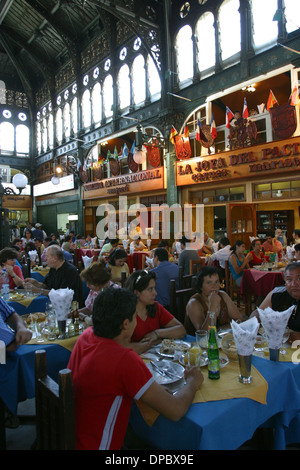 I ristoranti sono un'attrazione popolare al Mercado Central (mercato centrale) a Santiago del Cile Foto Stock
