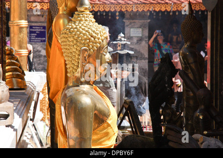 Buddha e visitatori al Wat Prathat Doi Suthep, Chiang Mai, Thailandia del Nord Foto Stock