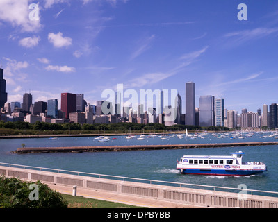 Il taxi acqueo lasciando l'acquario sul Lago Michigan. Paesaggio urbano di Chicago in background Foto Stock