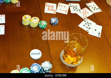 Nel bel mezzo di una partita di poker con una bevanda fresca Foto Stock