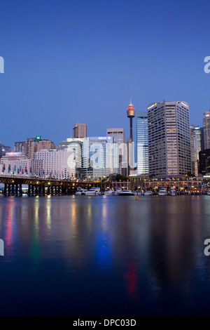 Darling Harbour CBD Central Business District skyline della città di grattacieli di notte Sydney New South Wales NSW Australia Foto Stock