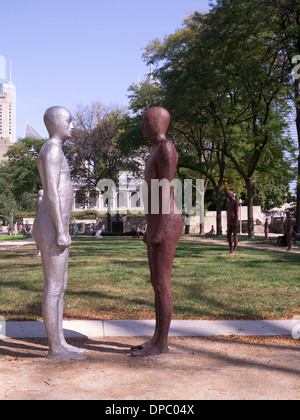 Frontiere, sculture di Steinunn Thorarinsdottir in Solti giardino, Grant Park di Chicago in Illinois Foto Stock