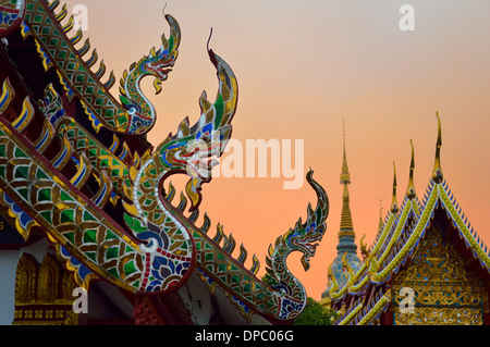 Jeweled dragons sul tempio Buddista tetti in Chiang Mai, Thailandia. Foto Stock