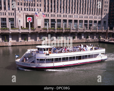 Una barca con un gruppo di turisti in un tour architettonico di Chicago. La barca è passare il Merchandise Mart Foto Stock