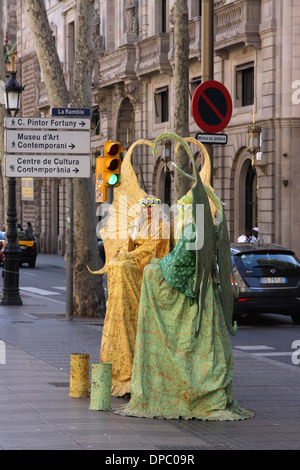 Artisti di strada nel centro della zona pedonale di via di La Rambla, Barcelona Foto Stock