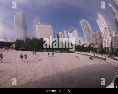Riflessioni in Cloud Gate o Il fagiolo, una scultura di Anish Kapoor nell'AT&T gallery, il Millennium Park di Chicago Foto Stock