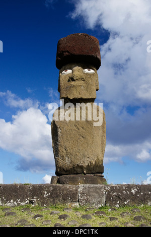 Ahu Ko Te Riku moai a Tahai complesso cerimoniale, Isola di Pasqua, Cile Foto Stock