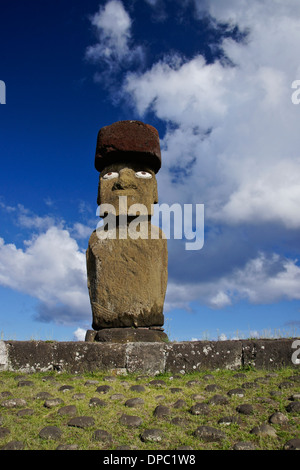 Ahu Ko Te Riku moai a Tahai complesso cerimoniale, Isola di Pasqua, Cile Foto Stock