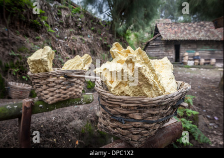 Abbandonato cestini di zolfo nelle vicinanze Kawah Ijen miniera durante un periodo di eruzioni pericolose, Kawah Ijen, Indonesia, Asia. Foto Stock