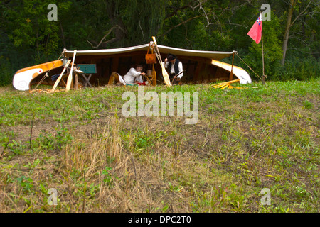 Il francese Voyageurs camp di canoa nel bosco Foto Stock