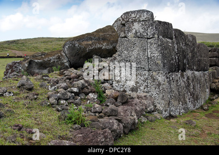 Moai rovesciato dalla piattaforma, Ahu Vinapu, Isola di Pasqua, Cile Foto Stock