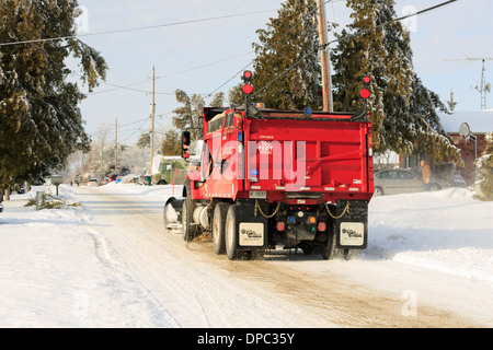 Lo spazzaneve e sander su una strada innevata dopo una tempesta di neve nel sud Ontario Foto Stock