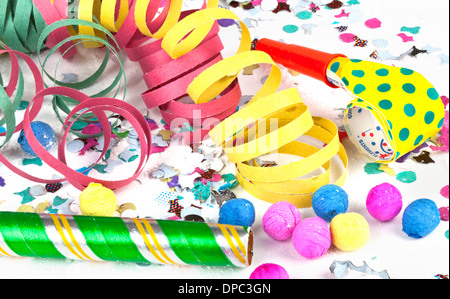 Festosa festa di carnevale decorazione con sfondo colorato ghirlande,  streamer, cappelli e coriandoli su bianco con un testo di esempio Foto  stock - Alamy