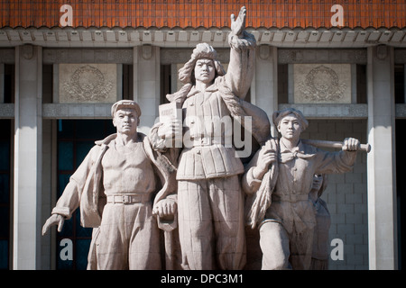 Una delle statue rivoluzionario si trova vicino all'ingresso del Presidente Mao Memorial Hall (il Mausoleo di Mao Zedong) n Pechino Foto Stock