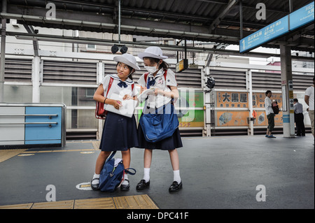 Studentesse in attesa per il treno alla stazione di Tokyo, Giappone, Asia. Foto Stock