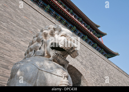 Lion statua che si trova nella parte anteriore del porta Zhengyangmen (Qianmen) situato a sud di piazza Tiananmen, Pechino, Cina Foto Stock