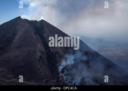 Escuintla, Guatemala. Xii gen, 2014. Una colonna di fumo si alza dal cratere del vulcano Pacaya nel comune di San Vicente Pacaya, dipartimento di Escuintla, Guatemala, a gennaio 11, 2014. Il Coordinamento Nazionale per la riduzione dei disastri del Guatemala ha rilasciato la orange alert giovedì come misura preventiva per l'eruzione del vulcano Pacaya, secondo la stampa locale. Credito: Luis Echeverria/Xinhua/Alamy Live News Foto Stock