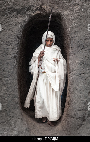 Pellegrino etiope nel rock-cut chiese di Lalibela, Etiopia, Africa Foto Stock